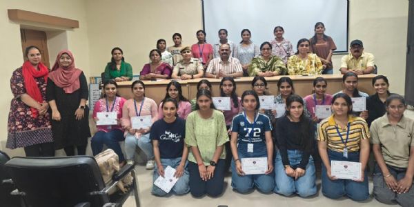 कॉलेज छात्राओं को दिया आत्मरक्षा का प्रशिक्षण