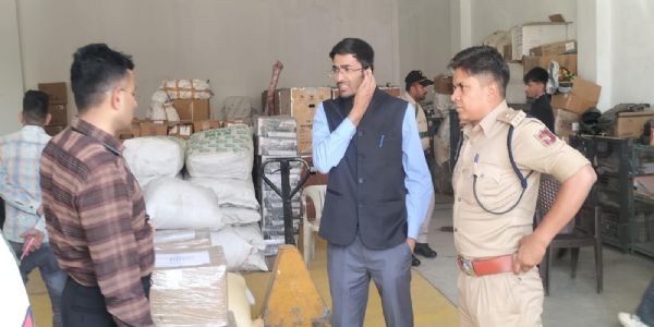 नशा तस्करी पर सख्ती-एडीसी जम्मू व पुलिस ने कूरियर गोदामों पर की छापेमारी