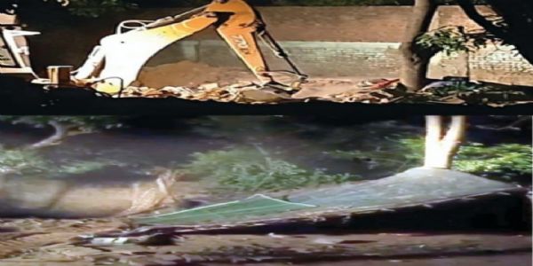 सरकारी भूमि पर बनी अवैध मजार को बुलडोजर से किया जमींदोज