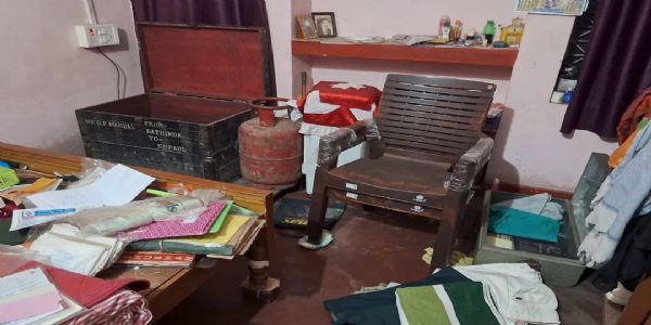 सूने घर में चोरी: कुंडी काटकर लाखों के जेवरात व नकदी पर हाथ साफ