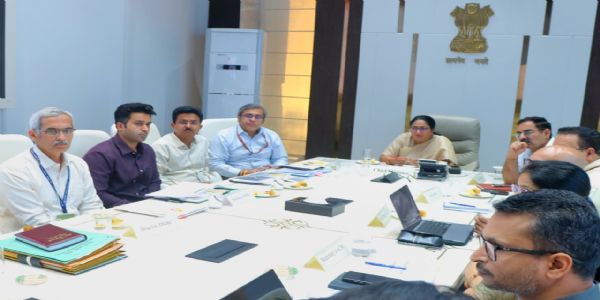 मानसून से पहले नालों की सफाई का लक्ष्य, सभी विभाग समन्वय से कार्य करें : रेखा गुप्ता