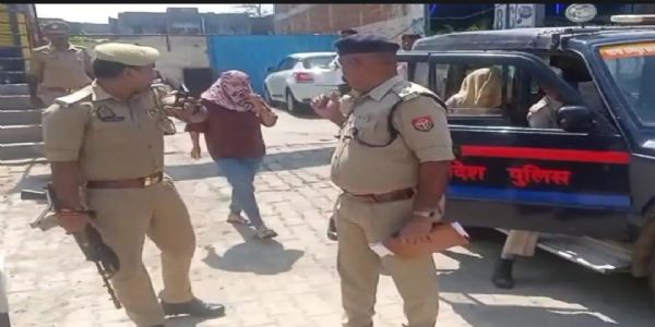 देवरिया में कई स्पा सेंटर में पुलिस का छापा, कई युवक- युवतियां हिरासत में