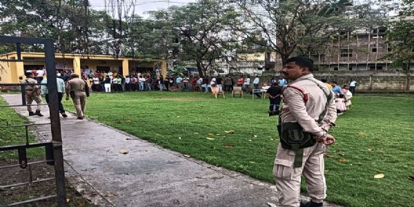 बारिश के बीच असम में उम्मीदवारों ने उत्साहपूर्वक किया मतदान