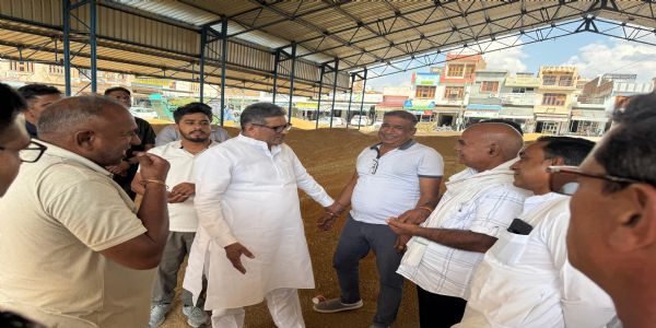 फतेहाबाद : विधायक ने मंडियों का दौरा कर जाने किसानों के हालात