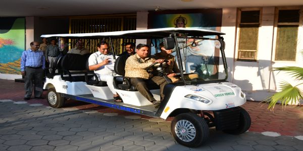 ई-कार्ट से दफ्तर पहुंच रहे कुलपति व गैस बचाने को अपनाई ई-कुकिंग, अन्य अधिकारी भी इस मुहिम से जुड़े