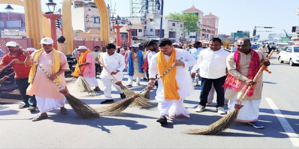 स्वच्छता अभियान के साथ घर-घर संपर्क में जुटे भाजपा कार्यकर्ता