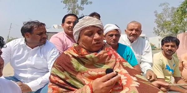 बैल बुग्गी में फसल लेकर पहुंचा किसान, मंडी में बना आकर्षण का केंद्र