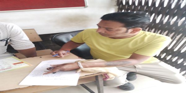 एलिक्सर एकेडमी स्कूल पर लटका ताला, बीएसए कार्यालय पहुंचें अभिभावक