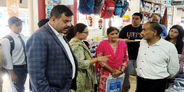 डीएम ने कालाढूंगी में पुस्तक विक्रेताओं व विद्यालयों का किया निरीक्षण
