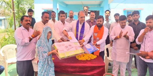 मंदसौरः गांव चलो अभियान के तहत सांसद सुधीर गुप्ता ने ग्रामों में किया सीधा संवाद