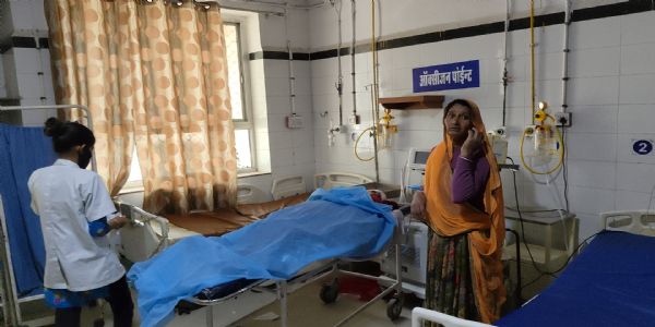 बाइक को बचाने के प्रयास में ऑटो पलटा, महिला की मौत, तीन अन्य घायल