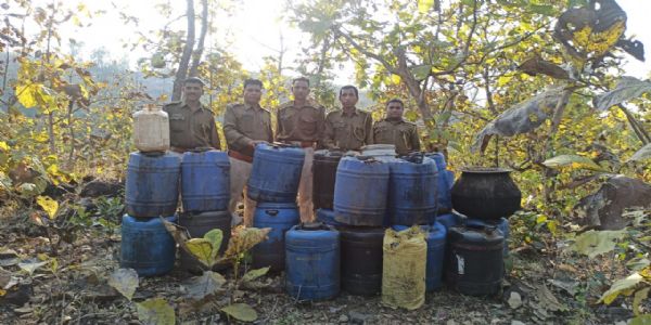 अवैध शराब पर बड़ी कार्रवाई: 2 लाख लीटर से अधिक वॉश नष्ट किए 605 लोग गिरफ्तार