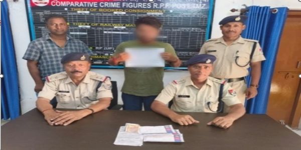 टिकट दलाली के आरोप में पकड़ा गया व्यक्ति