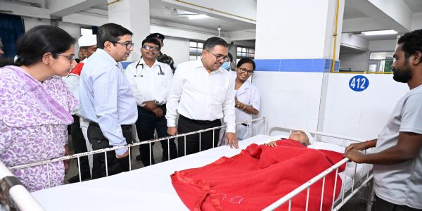 स्कूल बस और हाईवा की टक्कर में दर्जनों बच्चे घायल