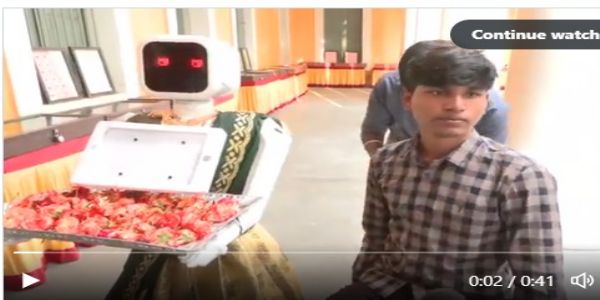 पुडुचेरी में एक केंद्र पर ‘निला’ रोबोट कर रहा मतदाताओं का स्वागत, दाे घंटे में 17.41 फीसदी मतदान