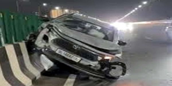 गुरुग्राम में द्वारका एक्सप्रेसवे पर अनियंत्रित होकर डिवाइडर पर चढ़ी गाड़ी