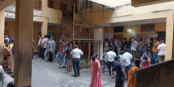 असम 126 विधानसभा क्षेत्रों के लिए मतदान आरंभ