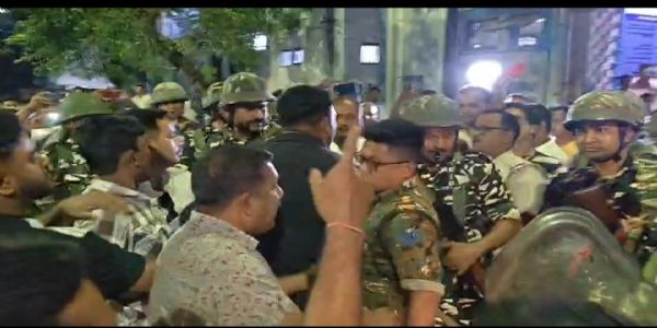 पोस्टर विवाद, भिड़े टीएमसी-बीजेपी कार्यकर्ता