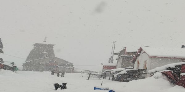 केदारनाथ में जमी बर्फ को हटाते हुए।