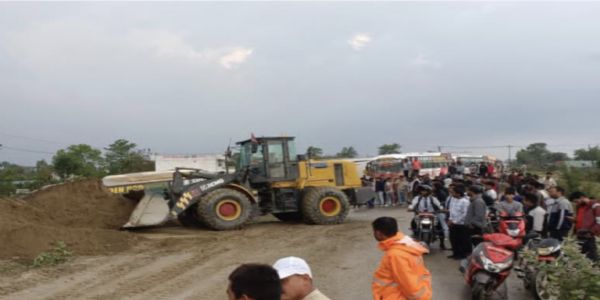 बाढ़ के कारण बह गए डाइवर्जन की मरम्मत करते डोजर बाढ़ के कारण बह गए डाइवर्जन की मरम्मत करते डोजर