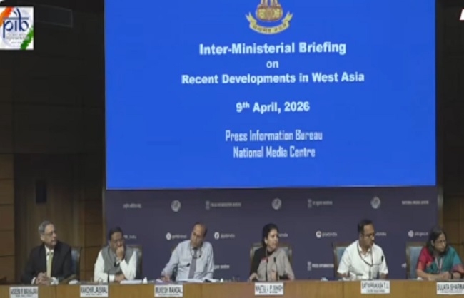 अंतर-मंत्रालयी प्रेसवार्ता को संबोधित करते पेट्रोलियम और नेचुरल गैस मंत्रालय की संयुक्त सचिव सुजाता शर्मा अंतर-मंत्रालयी प्रेसवार्ता को संबोधित करते पेट्रोलियम और नेचुरल गैस मंत्रालय की संयुक्त सचिव सुजाता शर्मा