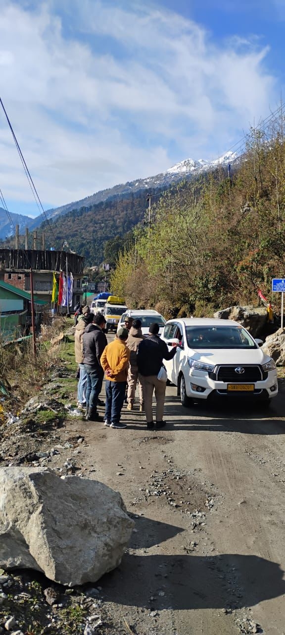 लाचेनबाट पर्यटकहरूको निकासी शुरु लाचेनबाट पर्यटकहरूको निकासी शुरु