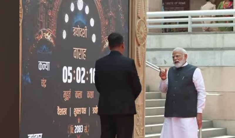 प्रधानमंत्री काशी विश्वनाथ मंदिर में विक्रमादित्य वैदिक घड़ी का अवलोकन करते हुए