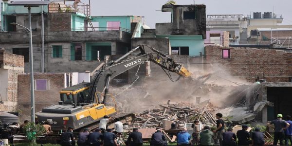 नेपाल में अतिक्रमित बस्ती पर बुलडोजर अभियान जारी