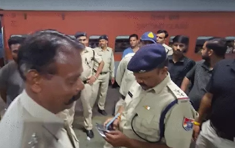उज्जैन और नागदा रेलवे स्टेशन पर बच्चों का रेस्क्यू करते हुए पुलिस टीम