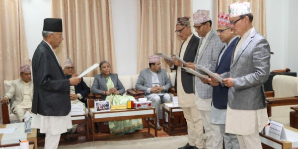 नेपाल सरकार द्वारा गठित संपत्ति जांच आयोग के सदस्य शपथ लेते हुए