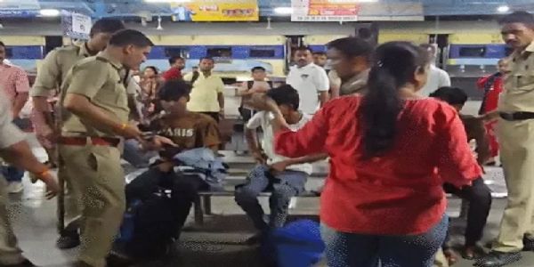 उज्जैन और नागदा रेलवे स्टेशन पर बच्चों का रेस्क्यू करते हुए पुलिस टीम