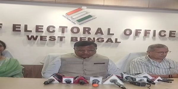 प्रेस को संबोधित करते सीईओ मनोज अग्रवाल