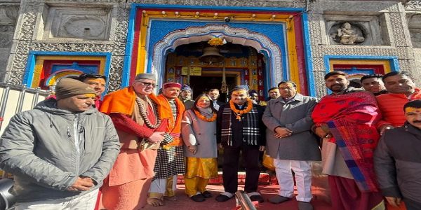 केदारनाथ धाम में उद्योगपति गौतम अडानी।