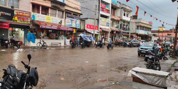 बारिश ने बढ़ाई मुसीबत, जलजमाव से जनजीवन अस्त-व्यस्त ,नगर परिषद पर उठे सवाल