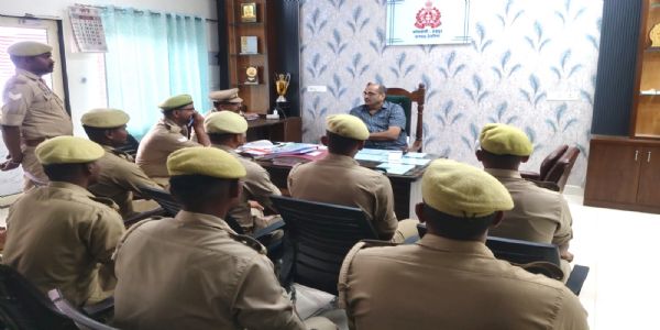 देवरिया: अपर पुलिस अधीक्षक ने एकौना व रुद्रपुर थानों का किया निरीक्षण, रिक्रूट  आरक्षियों की व्यवस्थाओं का लिया जायजा
