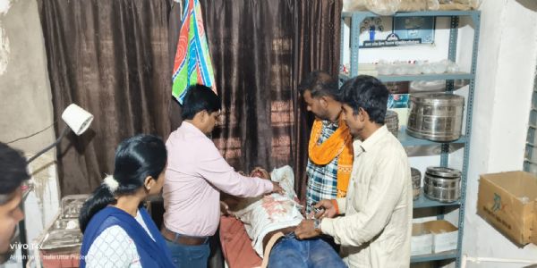 विदाई से लौट रही बोलेरो पेड़ से टकराई, तीन की हालत गंभीर