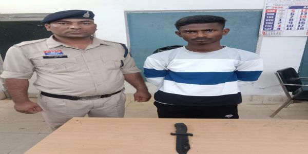 चाकू लहराते हुए युवक चढ़ा पुलिस के हत्थे