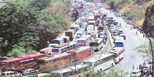मुंबई–पुणे एक्सप्रेसवे पर भीषण जाम
