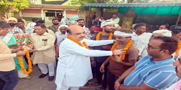 फतेहाबाद : अंतरराष्ट्रीय श्रमिक दिवस पर भाजपा नेताओं ने श्रमिकों को किया सम्मानित