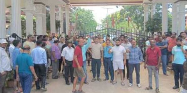 आस्था ट्वीन सिटी में बिजली-पानी संकट को लेकर भड़के लोग, प्रशासन से मांगी मदद
