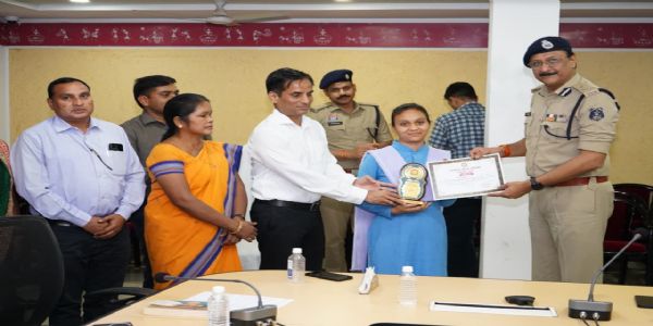 रायपुर पुलिस कमिश्नर डॉ. संजीव शुक्ला ने 10-12 वीं टाॅपर विद्यार्थियों का किया सम्मान