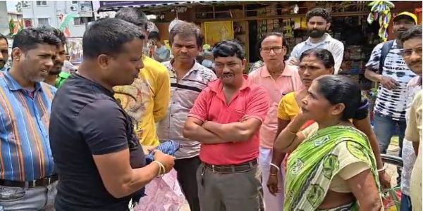 नकली नोटों का बंडल देकर बुजुर्ग महिला से ठगी