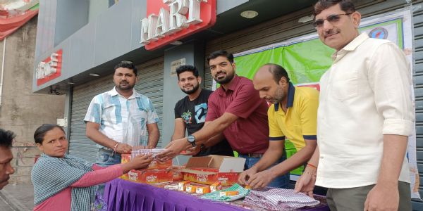 मजदूर दिवस पर मारवाड़ी युवा मंच ने श्रमिकों का किया सम्मान