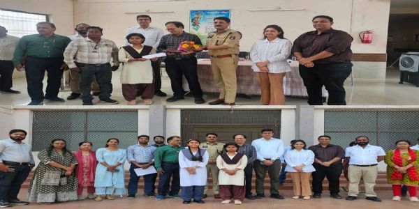 बिलासपुर कलेक्टर ने मेधावी विद्यार्थियों का किया सम्मान, प्रयास विद्यालय के परिणामों की सराहना