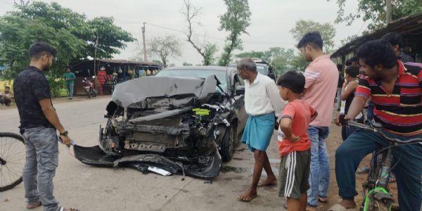 सड़क पर खड़े डंपर से टकराई कार, चालक की हालत गंभीर