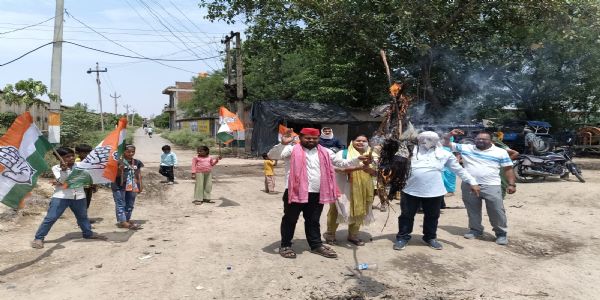 इंडिया गठबंधन ने सरकार के खिलाफ नारेबाजी कर फूंका पुतला