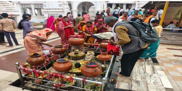 अनूपपुर: बैसाखी पूर्णिमा पर नर्मदा में श्रद्धालुओं ने डुबकी लगाकर मंदिर में किया पूजन