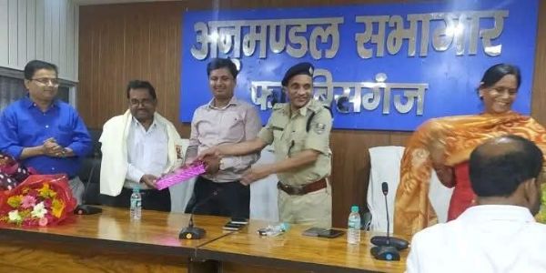 सहायक प्रशासी पदाधिकारी के सेवानिवृत्ति पर विदाई समारोह