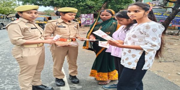 देवरिया: मिशन शक्ति अभियान के तहत महिलाओं-बालिकाओं को किया जागरूक, हेल्पलाइन नंबरों की दी जानकारी
