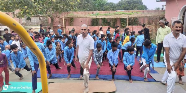 एसएसबी का अंतर्राष्ट्रीय योग दिवस पर स्कूली बच्चों के साथ योगाभ्यास